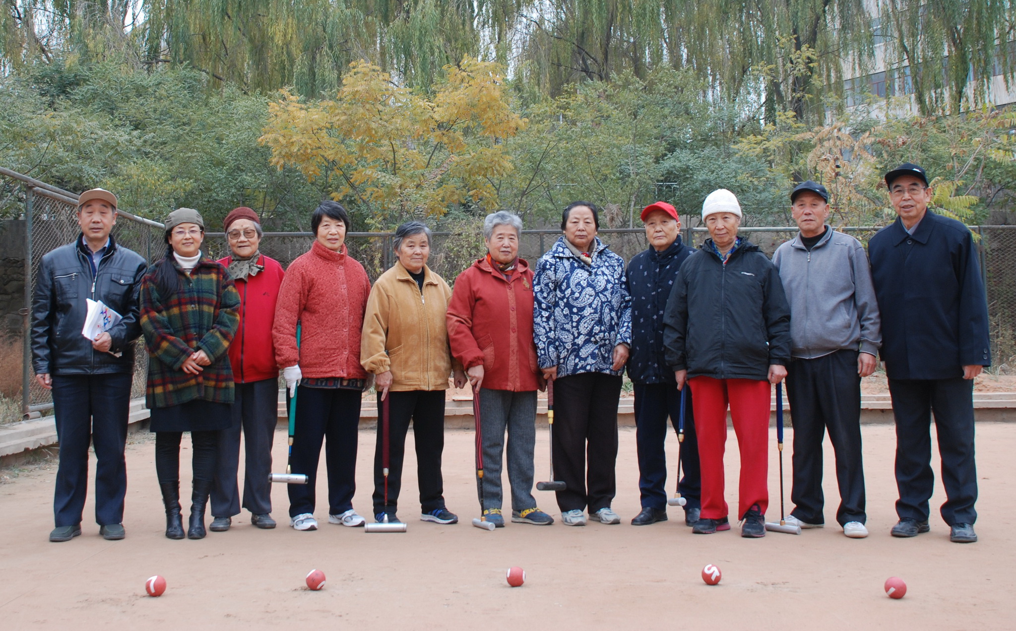 “踏遍青山人未老，越走越年轻，越走越健壮”