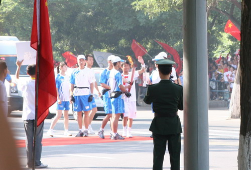 圣火传递激情 祥云点燃梦想——我校师生参加迎接“奥运圣火传递”之二